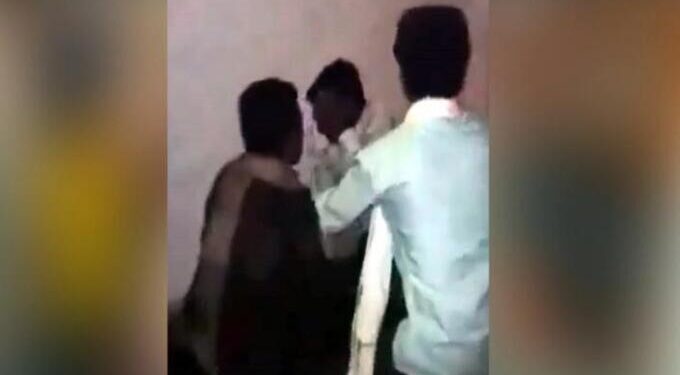 आधी बघण्याचा कार्यक्रम, साखरपूडाही केला; नंतर म्हणतो मुलीच्या डोळ्यात दोष, मुलीकडच्यांनी चोप चोप चोपला