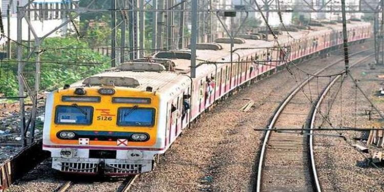 लॉकडाउनच्या भीतीने परप्रांतीय मजुर सोडतायत मुंबई, रेल्वे स्थानकात गर्दी