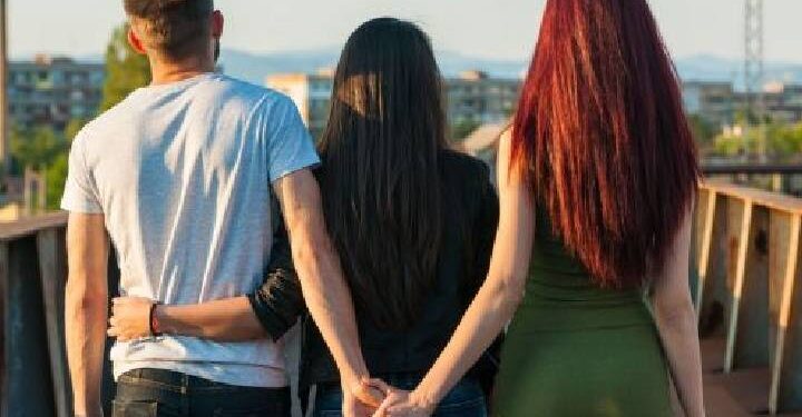 ३५ गर्लफ्रेंड्ससोबत