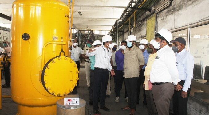 पालकमंत्री,विभागीय आयुक्त व जिल्हाधिकाऱ्यांनी केली पारस औष्णिक वीज निर्मिती केंद्राची संयुक्त पाहणी