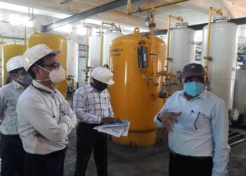 पारस औष्णिक वीज निर्मिती केंद्राची जिल्हाधिकाऱ्यांकडून पाहणी; ऑक्सिजन सिलेंडर भरण्याची यंत्रणा उभारण्यासाठी प्रयत्न