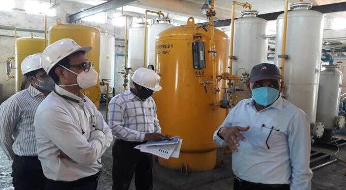 पारस औष्णिक वीज निर्मिती केंद्राची जिल्हाधिकाऱ्यांकडून पाहणी; ऑक्सिजन सिलेंडर भरण्याची यंत्रणा उभारण्यासाठी प्रयत्न