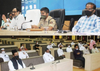 शांतता समितीची बैठक,सण व उत्सव घरातच साजरे करा- जिल्हाधिकारी पापळकर