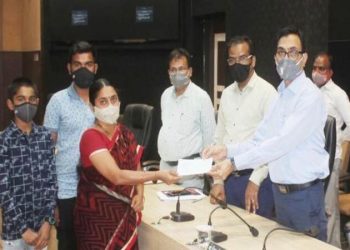 рдХрд░реНрддрд╡реНрдпрд╛рд╡рд░ рдЕрд╕рддрд╛рдВрдирд╛ рдХреЛрд░реЛрдирд╛рдореБрд│реЗ рдореГрддреНрдпреВ; рджрд┐рд╡рдВрдЧрдд рддрд▓рд╛рдареА рд▓реЛрдЦрдВрдбреЗ рдпрд╛рдВрдЪреНрдпрд╛ рдХреБрдЯреБрдВрдмрд┐рдпрд╛рдВрдирд╛ релреж рд▓рдХреНрд╖ рд░реБрдкрдпрд╛рдВрдЪреЗ рд╕рд╛рдиреБрдЧреНрд░рд╣ рдЕрдиреБрджрд╛рди