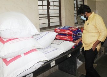 रुग्णांना दिल्या जाणाऱ्या अन्नाची पालकमंत्र्यांनी केली अचानक तपासणी