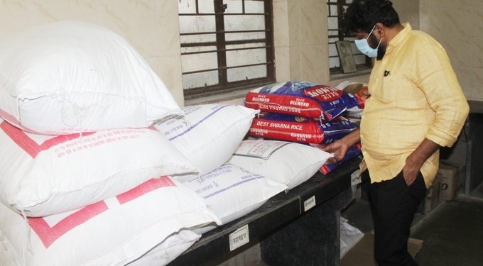 रुग्णांना दिल्या जाणाऱ्या अन्नाची पालकमंत्र्यांनी केली अचानक तपासणी