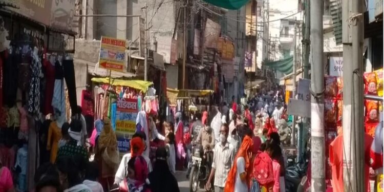 खरेदीच्या नावावर बाजारपेठेत होणारी गर्दी कायम, दुकानासमोर लागल्या ग्राहकांच्या रांगा