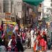 खरेदीच्या नावावर बाजारपेठेत होणारी गर्दी कायम, दुकानासमोर लागल्या ग्राहकांच्या रांगा