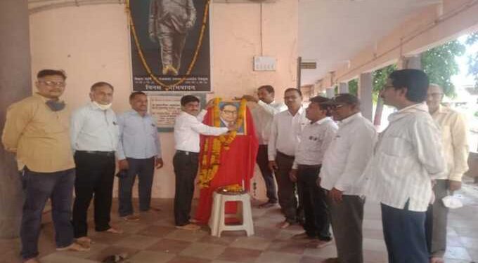 डॉ गोपाळराव खेडकर महाविद्यालय येथे ऑनलाईन वक्तृत्व स्पर्धेद्वारा डॉ.बाबासाहेबांना अभिवादन