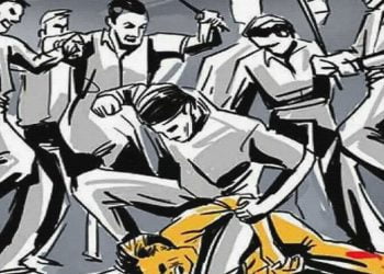 दुसऱ्या धर्माच्या मुलीसोबत प्रवास केलं म्हणून युवकाला मारहाण; चाकूनं भोकसून हत्येचा प्रयत्न
