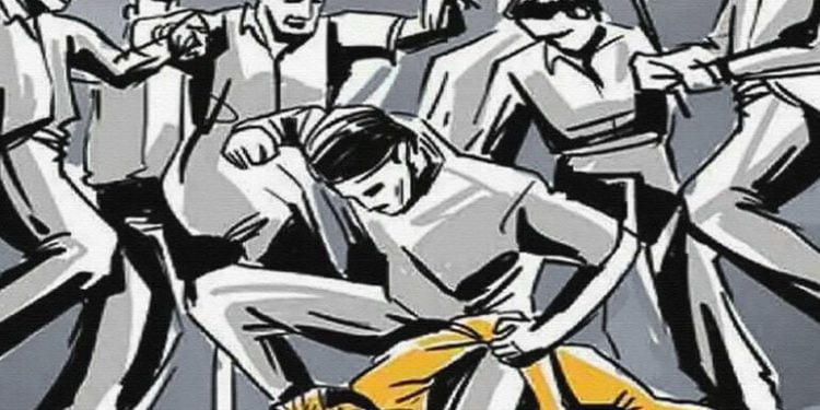 दुसऱ्या धर्माच्या मुलीसोबत प्रवास केलं म्हणून युवकाला मारहाण; चाकूनं भोकसून हत्येचा प्रयत्न