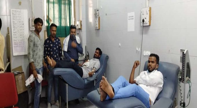 रक्ताचा तुडवडा लक्षात घेता अकोल्यातील युवकांनी डॉ बाबासाहेब आंबेडकर यांच्या जयंतीदिनी केले रक्तदान