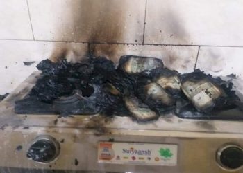 ACB ची धाड पडताच गॅसवर जाळले 5 लाख; तहसीलदार व त्याच्या साथीदार ताब्यात