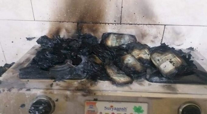 ACB ची धाड पडताच गॅसवर जाळले 5 लाख; तहसीलदार व त्याच्या साथीदार ताब्यात