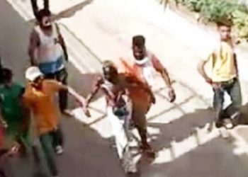 बोंबला! १०० वर्षांच्या आजीची ७० वर्षांच्या आजोबांनी काढली छेड; नातेवाईंकांनी तोंडाला काळं फासून अर्धनग्न अवस्थेत काढली धिंड