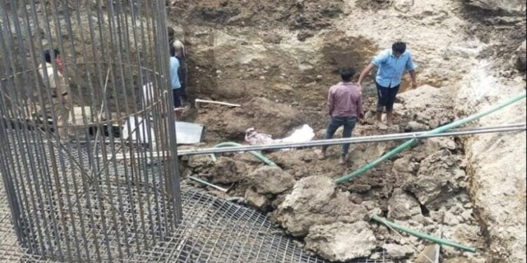 कंपनीच्या निष्काळजीमुळे मातीच्या ढिगाऱ्याखाली दबून मजुराचा मृत्यू