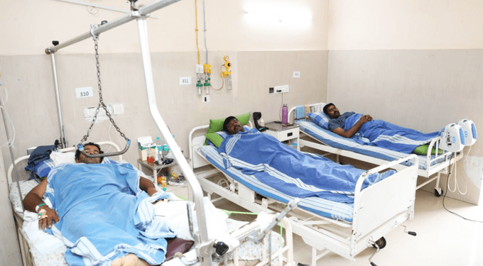 वॉशरूममधून परतलेल्या रुग्णाला बेड मिळाला नाही, म्हणून शेजारच्या रुग्णाला जमिनीवर आपटले; जागीच मृत्यू