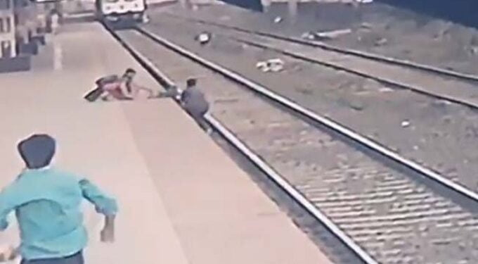 ‘पॉईंट मॅन’ च्या सतर्कतेमुळे वाचले मुलाचे प्राण; पहा व्हिडिओ