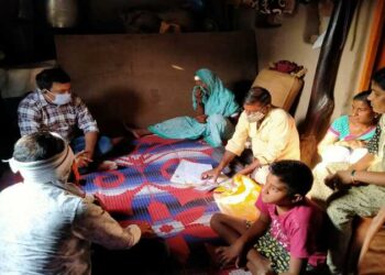 जन्मजात अपंगत्वाचे ओझे वाहून संघर्षमय जीवनाला पुर्णविराम देऊन गेलेल्या स्व.गणेशच्या निराधार कुटुंबाला तहसीलदारांची सांत्वनपर भेट