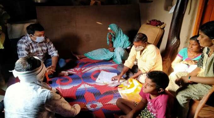 जन्मजात अपंगत्वाचे ओझे वाहून संघर्षमय जीवनाला पुर्णविराम देऊन गेलेल्या स्व.गणेशच्या निराधार कुटुंबाला तहसीलदारांची सांत्वनपर भेट