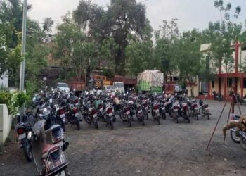 संचारबंदी दरम्यान, अकोट शहरांमध्ये विनाकारण बाहेर फिरणाऱ्या नागरिकांवर पोलिसांकडून कारवाई