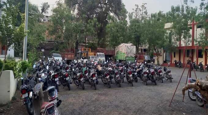 संचारबंदी दरम्यान, अकोट शहरांमध्ये विनाकारण बाहेर फिरणाऱ्या नागरिकांवर पोलिसांकडून कारवाई