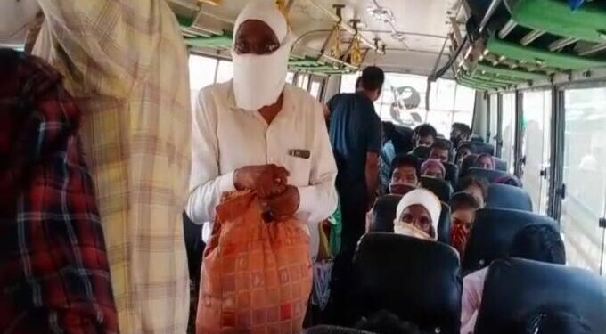 अकोला ते अकोट चालणाऱ्या खासगी वाहनातून अवैध प्रवासी वाहतूक जोमात,जिल्हाधिकारी यांच्या नियमाची पायमल्ली