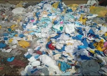 धक्कादायक! गादी भंडारमध्ये गाद्या भरण्यासाठी चक्क वापरुन फेकलेल्या मास्कचा वापर
