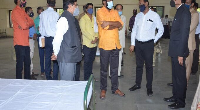 डॉ. पंजाबराव देशमुख कृषी विद्यापीठात २०० खाटांचे कोविड हेल्थ सेंटर; पालकमंत्र्यांनी केली पाहणी, ऑक्सिजन बेडसहित सज्जता