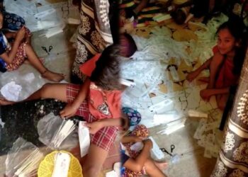 धक्कादायक ! कोरोना RTPCR स्वॅब स्टिकची घराघरात लहान मुलांन कडुन पॅकिंग