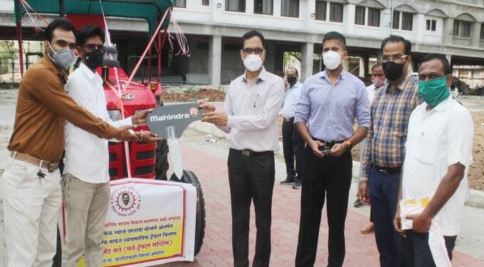 अण्णासाहेब पाटील आर्थिक मागास विकास महामंडळ: वैयक्तिक व्याज परतावा योजनाःदोघा लाभार्थ्यांना ट्रॅक्टर वितरण