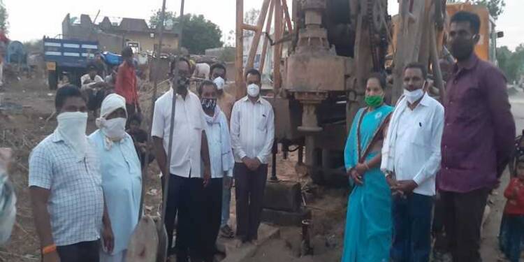 जि.प.सदस्य संजुभाऊ अढाऊ यांच्या प्रयत्नातुन ईसापुर येथे पाणीटंचाई मधुन हातपंपाचे उदघाटन संपन्न