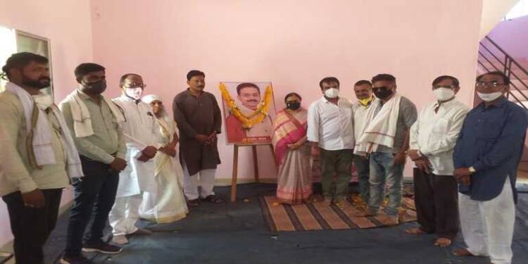 स्व.राजीवजी सातव यांना सर्व समाज बांधव, सर्वपक्षीय श्रद्धांजली व अस्थीकलशाचे घेतले दर्शन