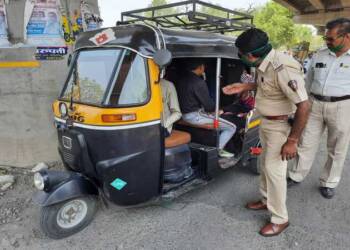 करोना निर्बंधांचा भंग करून वाहतूक करणाऱ्या 40 ऑटो सह 60 वाहनांवर गुन्हे दाखल,शहर वाहतूक शाखेची धडक कारवाई