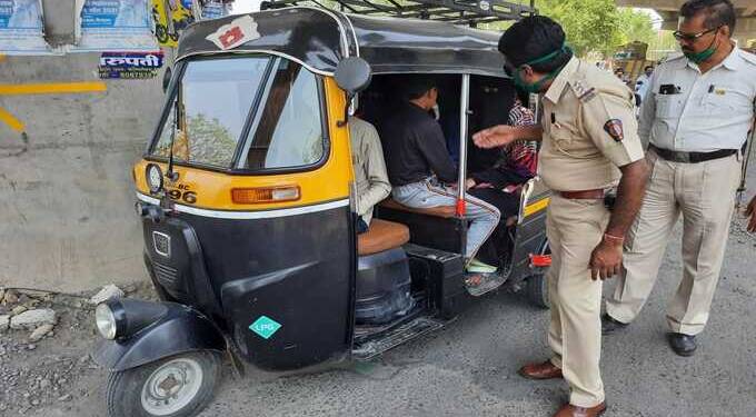 करोना निर्बंधांचा भंग करून वाहतूक करणाऱ्या 40 ऑटो सह 60 वाहनांवर गुन्हे दाखल,शहर वाहतूक शाखेची धडक कारवाई