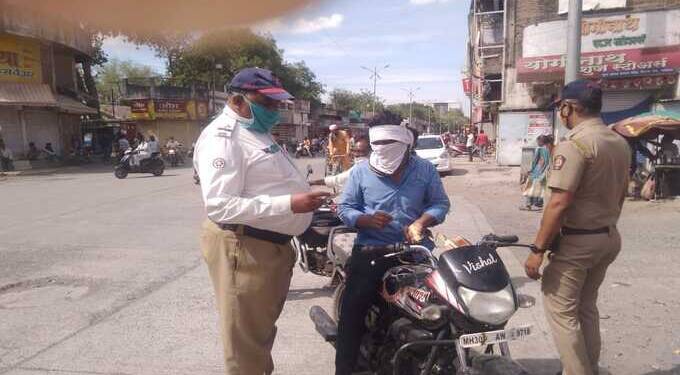 लॉक डाऊन च्या एका महिन्यात शहर वाहतूक शाखेची जम्बो कारवाई 15 हजार वाहनांवर दंडात्मक कारवाई,600 वाहने जप्त