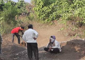 рдЕрдХреЛрд▓рдЦреЗрдб рдкрд░реАрд╕рд░рд╛рдд рдЕрд╡реИрдз рд░реЗрддреА рдЙрддреНрдЦрдирди рдХрд░рдгрд╛рд▒реНрдпрд╛рдВрд╡рд┐рд░реБрджреНрдз рдорд╣рд╕реВрд▓ рд╡рд┐рднрд╛рдЧрд╛рдЪреА рдзрдбрдХ рдореЛрд╣реАрдо; рдЦрд╛рдИ рдирджреАрдкрд╛рддреНрд░рд╛рддрд┐рд▓ рд░реЗрддреА рд╕рд╛рдареЗ рдКрдзреНрд╡рд╕реНрдд.