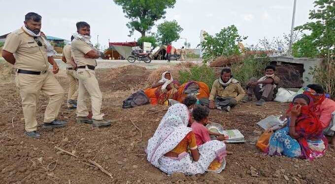 पुन्हा एकदा स्थलांतरण करणाऱ्या मजुरांच्या मदतीला धावली खाकी वर्दी