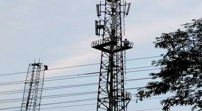 वाडेगावचा युवक या मागणीसाठी चढला चक्क आत्मदहणासाठी,वाचा सविस्तर