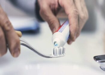 рдХреЛрд░реЛрдирд╛рддреВрди рдореБрдХреНрдд рдЭрд╛рд▓реНрдпрд╛рдирдВрддрд░ рдлреЗрдХреВрди рджреНрдпрд╛ рдЬреБрдирд╛ рдЯреВрдердмреНрд░рд╢, рдХрд╛рд░рдгреЗ рд╡рд╛рдЪрд╛рдЪ!