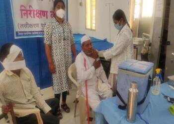 अकोला: पालकमंत्र्यांच्या निर्देशानुसार दिव्यांगांच्या लसीकरणास प्रारंभ;पहिल्या दिवशी १०२ जणाचे लसीकरण