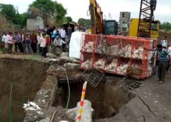 рдЕрдХреЛрд▓рд╛ : рдкреБрд▓рд╛рдЪрд╛ рднрд╛рдЧ рдЕрдЪрд╛рдирдХ рдХреЛрд╕рд│рд▓рд╛; рдХреЛрдВрдмрдбреНрдпрд╛ рд╡рд╛рд╣рддреВрдХреАрдЪреА рдЬреАрдк рдкреБрд▓рд╛рд╡рд░рдЪ рд▓рдЯрдХрд▓реА