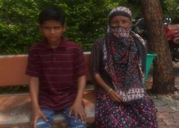 अकाेला : कॅन्सरग्रस्त आईच्या उपचारासाठी १२ वर्षांच्या मुलाची भीक मागून धडपड