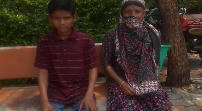 अकाेला : कॅन्सरग्रस्त आईच्या उपचारासाठी १२ वर्षांच्या मुलाची भीक मागून धडपड