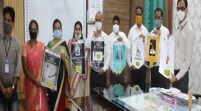 बाल कामगार प्रथा विरोधी पोस्टरचे जिल्हाधिकारी जितेंद्र पापळकर यांच्या हस्ते विमोचन