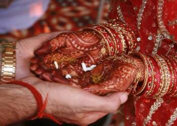 рдирд╡рд░реАрдЪрд╛ рдЪреЗрд╣рд░рд╛ рджрд╛рдЦрд╡рдгреНрдпрд╛рдЪрд╛ рдХрд╛рд░реНрдпрдХреНрд░рдорд╛рдд рд╣рд╛рдгрд╛рдорд╛рд░реА; рдорд╣рд┐рд▓рд╛рдВрдиреА рдПрдХрдореЗрдХреАрдВрдирд╛ рдзреВ рдзреВ рдзреБрддрд▓рдВ