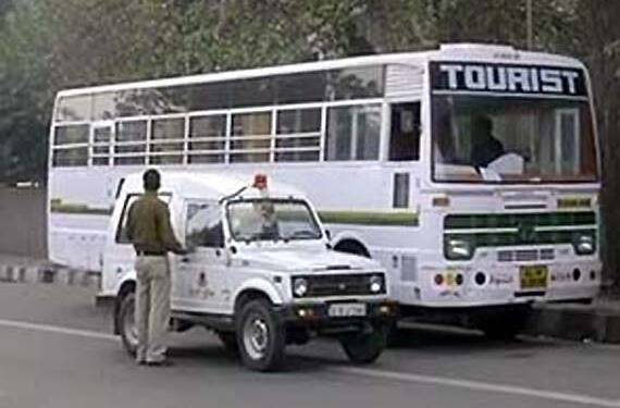 बसमध्ये आक्षेपार्ह स्थितीत आढळलं ‘कपल’; पोलिसांनी दोघांना अर्धनग्न अवस्थेतच पोलीस ठाण्यात आणलं!