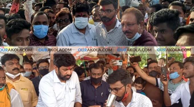 तेल्हारा ब्रेकिंग- अखेर उपोषणकर्त्याच्या हाताने रस्त्याच्या कामाचे भूमिपूजन करून पालकमंत्री बच्चू कडूंनी सोडवले उपोषण