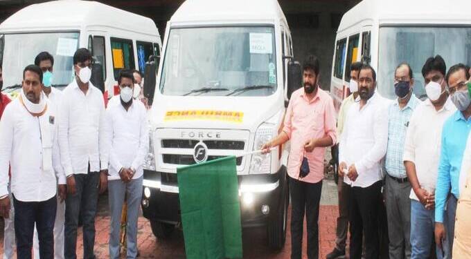 जिल्ह्याच्या आरोग्य सेवेत चार रुग्णवाहिका दाखल