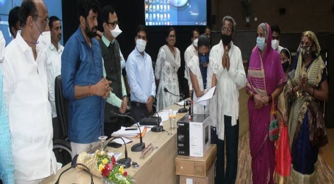 पालकमंत्र्यांकडून दिव्यांग युवतीस संगणक व सहसाहित्याची मदत